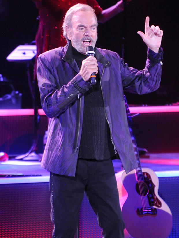 Neil Diamond gives surprise 'Sweet Caroline' performance