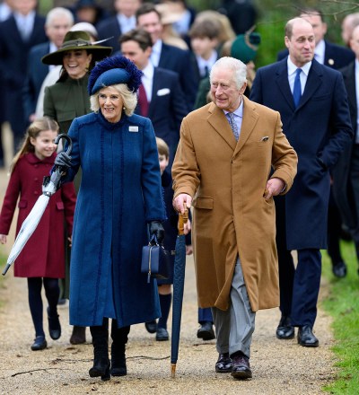 Camilla Queen Consort und King Charles III, gefolgt von Prinzessin Charlotte, Catherine Princess of Wales, Prince Louis, Prince George und Prince William Weihnachtsgottesdienst, Sandringham, Norfolk, Großbritannien - 25. Dezember 2022