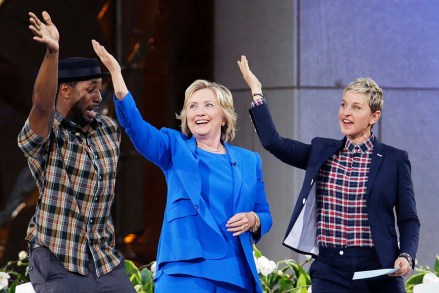 Hillary Rodham Clinton, Ellen DeGeneres, DJ Stephen Boss Demokrat başkan adayı Hillary Rodham Clinton, merkez, New York DEM 2016'daki Rockefeller Center'da The Ellen DeGeneres Show'un kaydı sırasında DJ Stephen Boss ve Ellen DeGeneres ile dans hareketlerini yapıyor. Clinton, New York, ABD