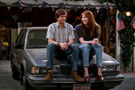 That '90s Show.  (L to R) Topher Grace as Eric Forman, Laura Prepon as Donna Pinciotti in episode 101 of That '90s Show.  Cr.  Patrick Wymore/Netflix © 2022