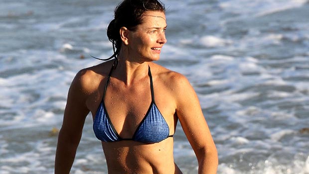 57 岁的保琳娜·波里兹科娃 (Paulina Porizkova) 在海滩上摆姿势时只穿比基尼泳裤：图片