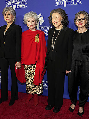 80 FOR BRADY, from left: Rita Moreno, Lily Tomlin, producer Tom Brady, Jane  Fonda, Sally Field, on set, 2023. © Paramount Pictures / Courtesy Everett  Collection Stock Photo - Alamy