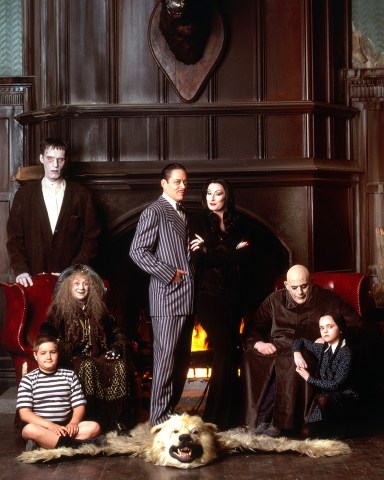 THE ADDAMS FAMILY, from left:  Jimmy Workman (seated), Judith Malina, Carel Struycken, Raul Julia, Anjelica Huston, Christopher Lloyd, Christina Ricci, 1991. © Paramount Pictures / Courtesy Everett Collection