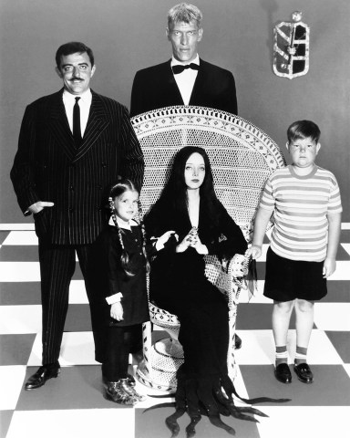 ADDAMS FAMILY, (from left): John Astin, Lisa Loring, Ted Cassidy, Carolyn Jones (seated), Ken Weatherwax, 1964-66.