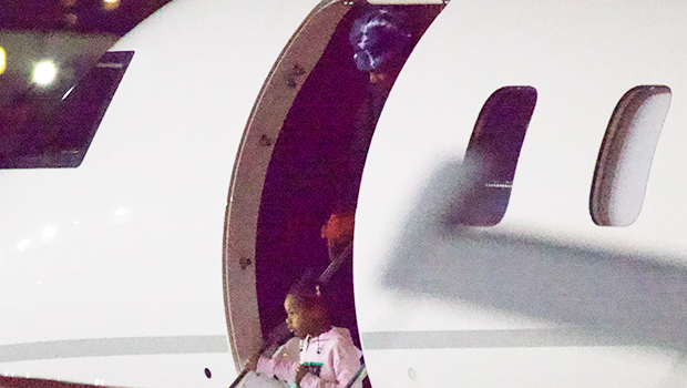 碧昂斯 (Beyonce) 和 JAY-Z 带着 5 岁的双胞胎在迪拜的歌手表演后走出私人飞机：图片