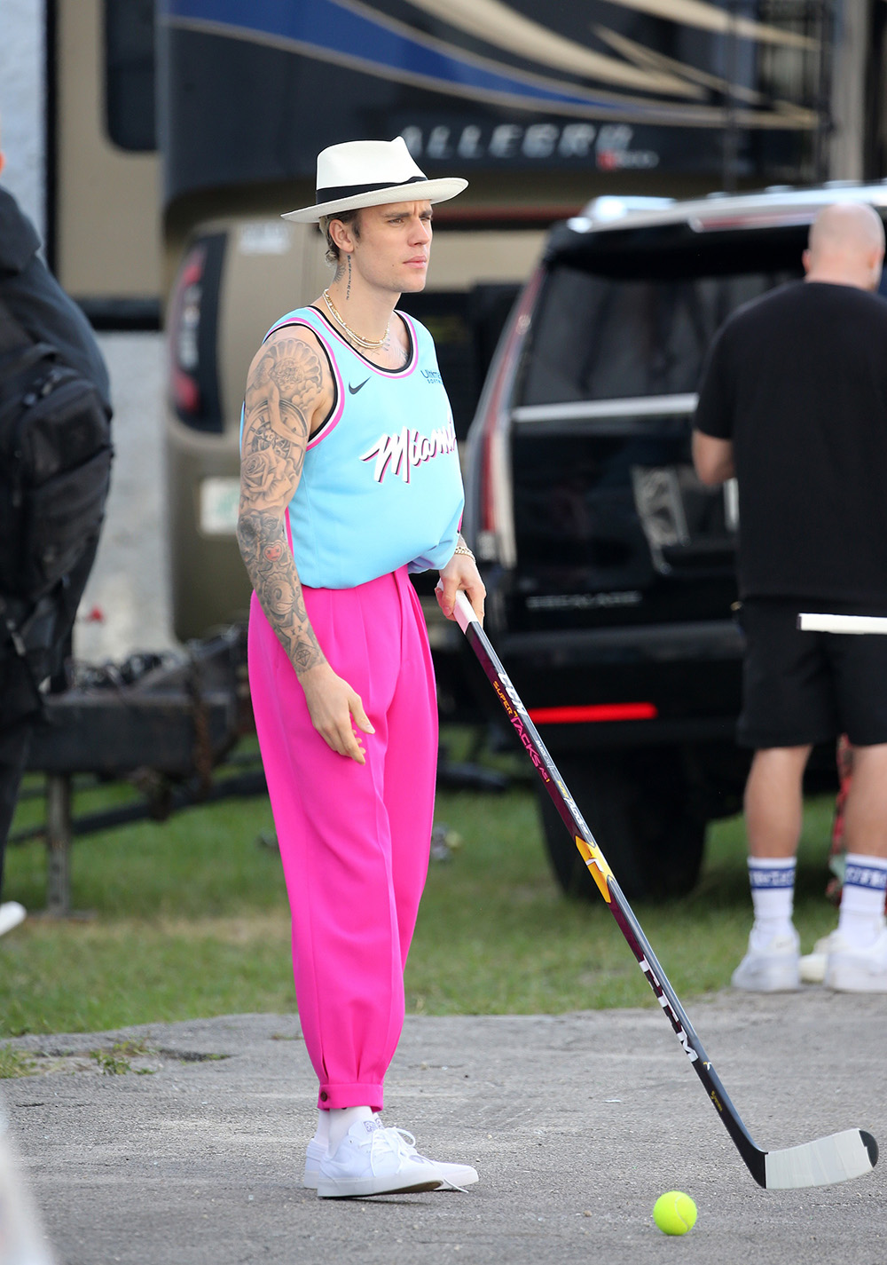 Justin Bieber wears a hot pink Miami Heat Jersey while playing hockey and even indulging in a brownie treat on the set of his Cuban themed video shoot in Miami. 27 Feb 2020 Pictured: Justin Bieber. Photo credit: MEGA TheMegaAgency.com +1 888 505 6342 (Mega Agency TagID: MEGA619884_002.jpg) [Photo via Mega Agency]