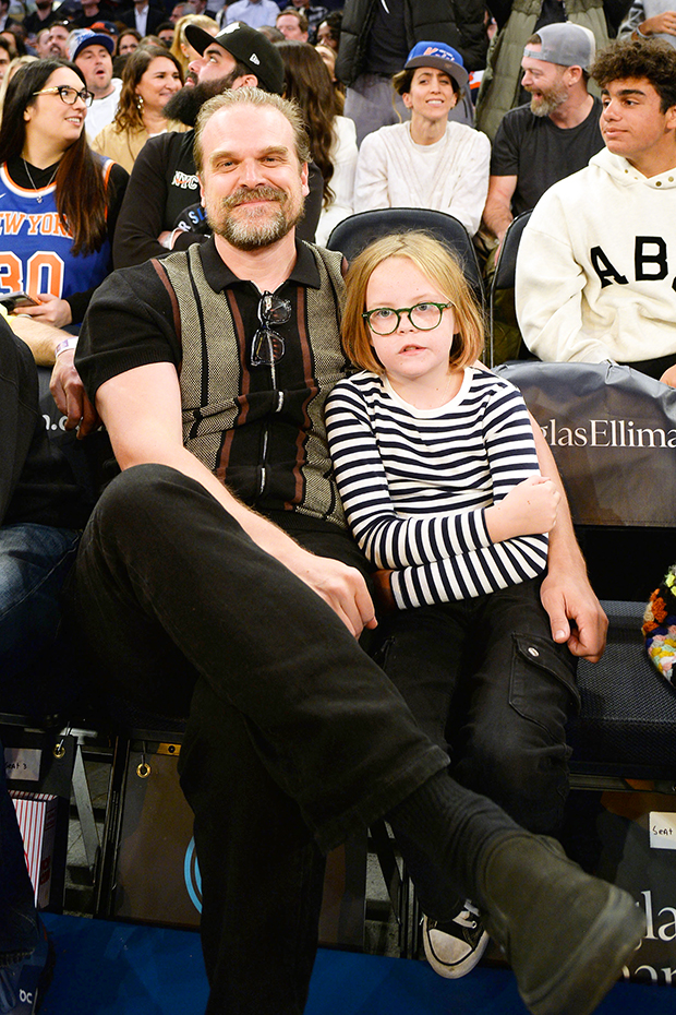 David Harbour Takes Lily Allen's Daughter, Marnie, To A Knicks Game – Hollywood Life