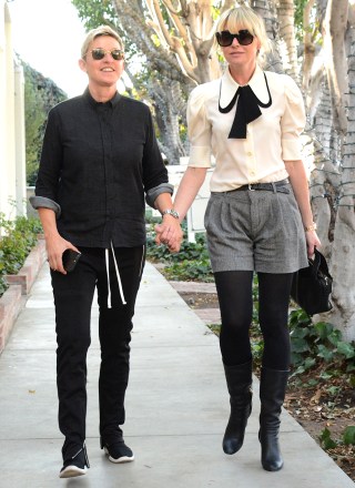 Portia de Rossi, Ellen DeGeneres Portia de Rossi ve Ellen DeGeneres, Los Angeles, ABD - 16 Aralık 2017 Portia de Rossi ve Ellen DeGeneres, Beverly Hills sokaklarında mutlulukla yürüyor