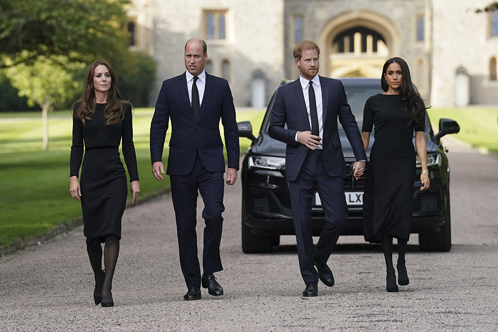 De gauche à droite, Kate, la princesse de Galles, le prince William, prince de Galles, le prince Harry et Meghan, duchesse de Sussex marchent pour rencontrer des membres du public à Windsor Castle, suite au décès de la reine Elizabeth II jeudi, à Windsor, Angleterre Royals, Windsor, Royaume-Uni - 10 septembre 2022