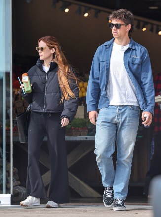 Calabasas, CA - *EXCLUSIVE* - Lisa Marie Presley's daughter Riley Keough and her husband Ben Smith step out in cozy fashion to get some groceries in Calabasas.  **SHOT ON 02/16/2023** Pictured: Riley Keough, Ben Smith BACKGRID USA 17 FEBRUARY 2023 USA: +1 310 798 9111 / usasales@backgrid.com UK: +44 208 344 2007 / uksales@backgrid.com * UK Clients - Pictures Containing Children Please Pixelate Face Prior To Publication*