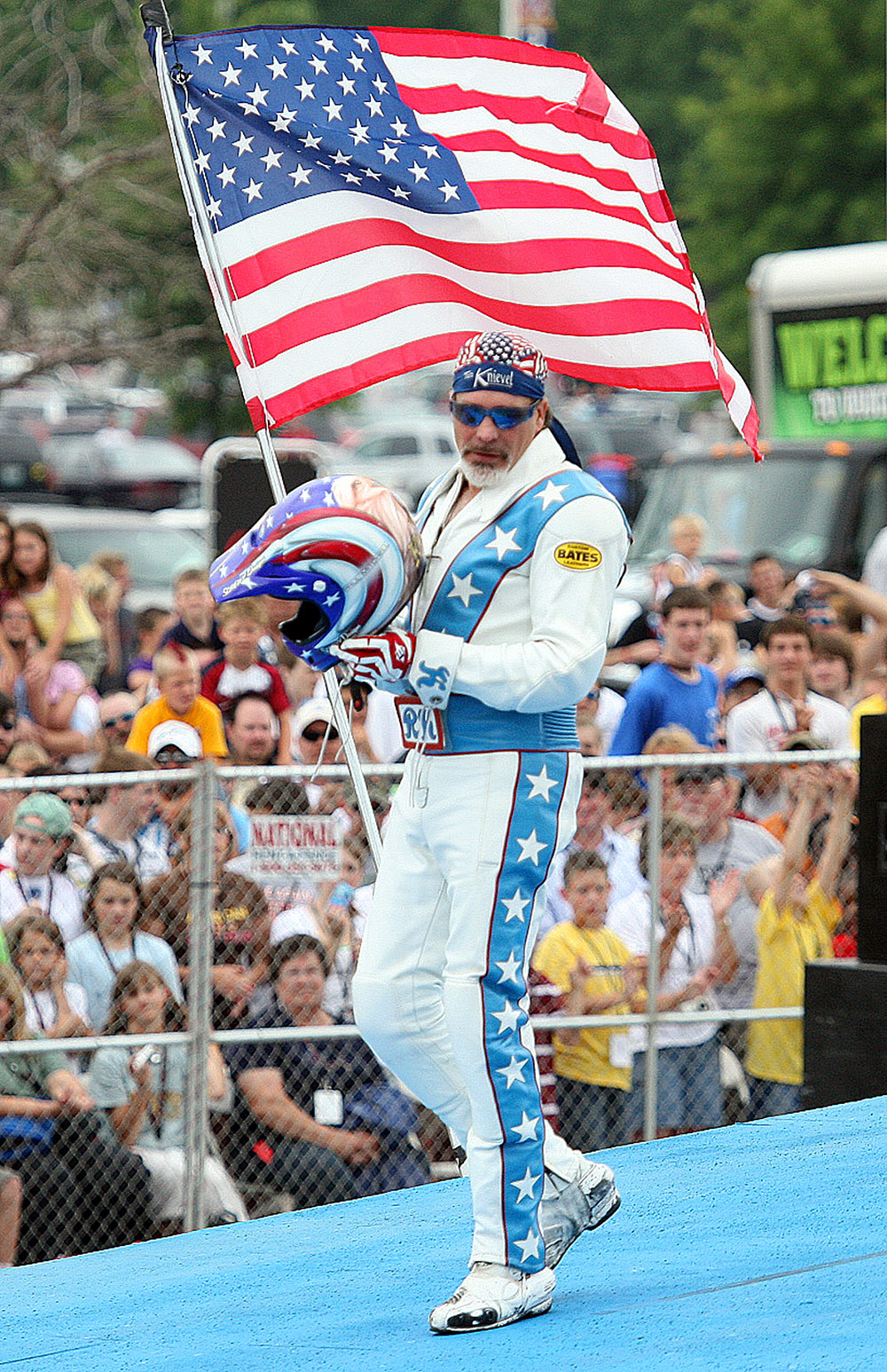 Daredevil Robbie Knievel makes jump in St. Louis