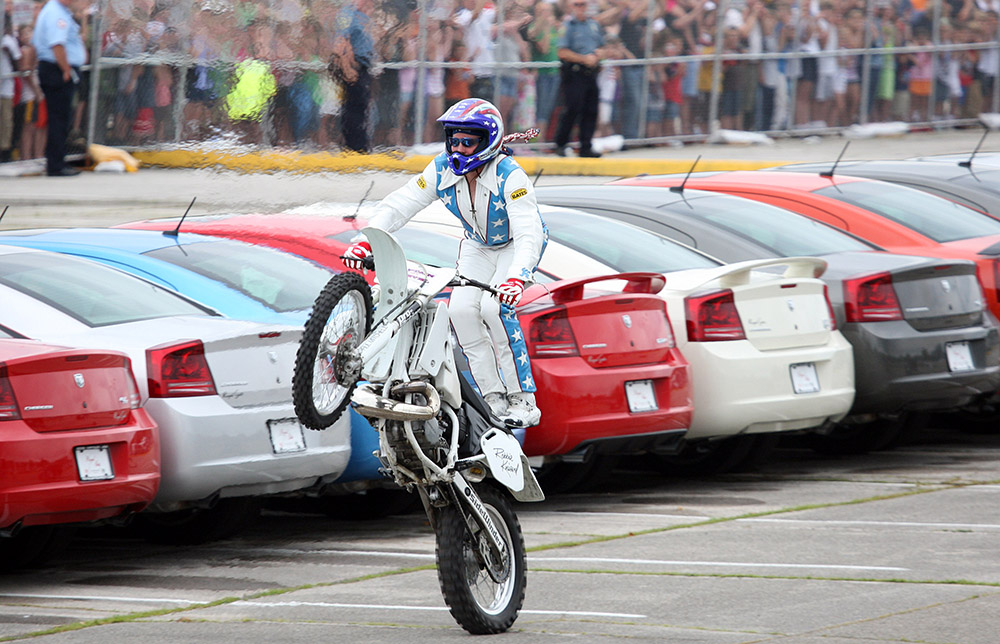 Daredevil Robbie Knievel makes jump in St. Louis