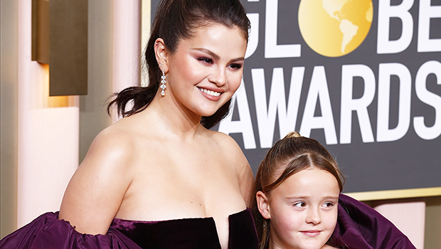 赛琳娜·戈麦斯 (Selena Gomez) 带着 9 岁的可爱小妹妹格雷西 (Gracie) 参加 2023 年金球奖颁奖典礼：照片