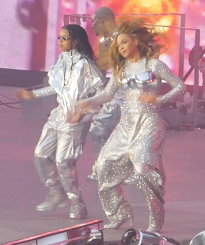 Beyonce & Blue Ivy perform in London