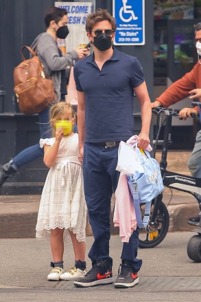 New York, NY  - ‘You can smell the smoke’: NY issues health advisory over worsening air quality! Pictured here: Bradley Cooper and daughter wear face masks as he picks her up from school in Manhattan.Pictured: Bradley CooperBACKGRID USA 7 JUNE 2023 USA: +1 310 798 9111 / usasales@backgrid.comUK: +44 208 344 2007 / uksales@backgrid.com*UK Clients - Pictures Containing ChildrenPlease Pixelate Face Prior To Publication*