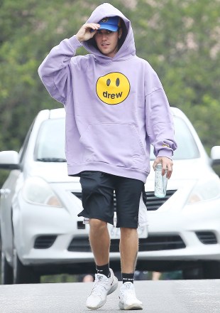 Justin Bieber hiking in Hollywood as some fans spotted him along his exercise snapping pics of the Canadian singer. 07 Oct 2021 Pictured: Justin Bieber. Photo credit: MEGA TheMegaAgency.com +1 888 505 6342 (Mega Agency TagID: MEGA794604_013.jpg) [Photo via Mega Agency]