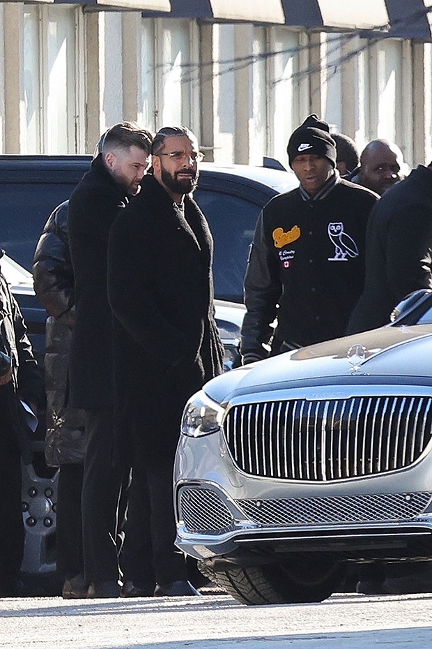 Kim ve Khloe Kardashian, Tristan Thompson'ın Annesinin Cenazesinde Drake'e Katıldı – Hollywood Life