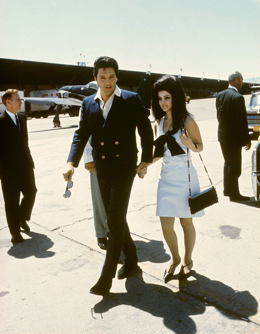 仅供编辑使用。不得使用书籍封面 强制来源：照片由 Kobal/Shutterstock (5884869l) Elvis Presley、Priscilla Presley El Presley Candid