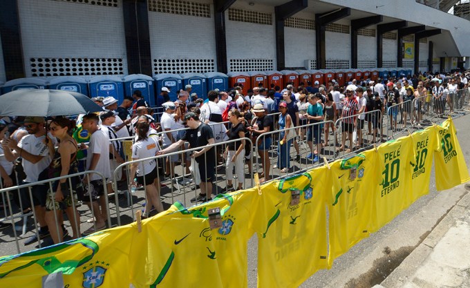Fans Line Up For Pelé