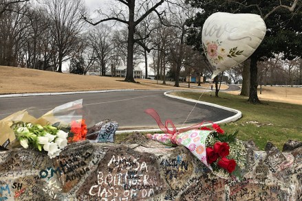 Memphis, Tenn'deki Graceland'deki taş duvarda çiçek buketleri ve bir balon sıralanıyor. Lisa Marie Presley, babası Elvis'in cuma günü şarkıcı-söz yazarının ölümü üzerine çılgına dönen hayranları için bir buluşma yeri olan Graceland'deki konağına gömülecek. bir gün önce Lisa Marie Presley Ölüm, Memphis, Amerika Birleşik Devletleri - 13 Ocak 2023
