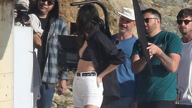 Kendall Jenner Fotoğraf Çekimi İçin Siyah Bikini Üstü ve Beyaz Şortla Sallandı - Hollywood Life
