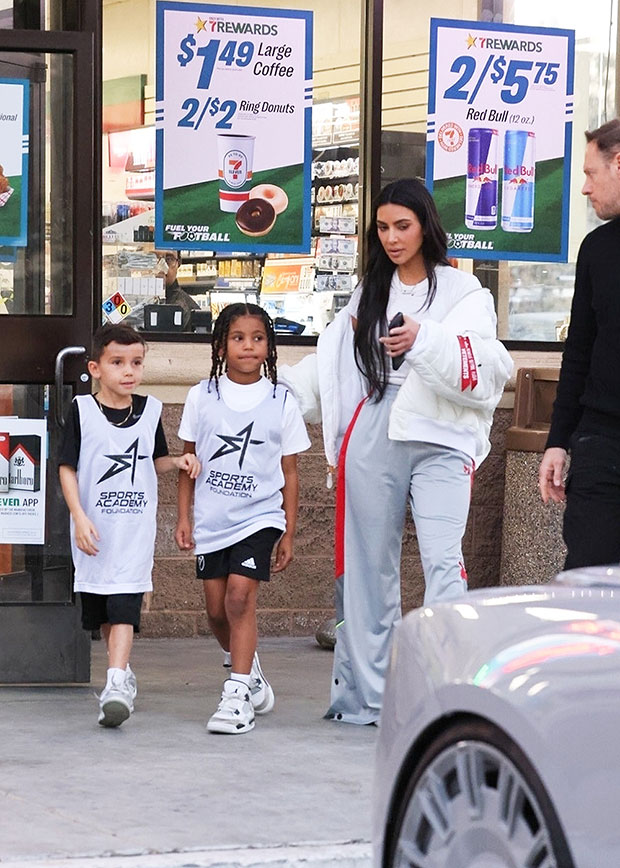 Basketbol Maçından Sonra Kim Kardashian ve Son Saint Shop: Fotoğraflar – Hollywood Life