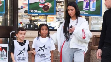Basketbol Maçından Sonra Kim Kardashian ve Son Saint Shop: Fotoğraflar – Hollywood Life