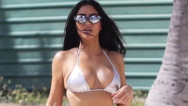 Kim Kardashian Saunada Selfie Çekerken Siyah Bikinisiyle Sallandı - Hollywood Life