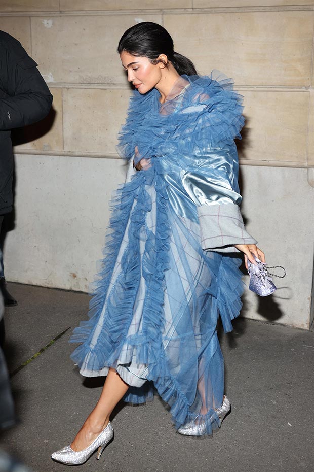 Kylie Jenner Paris'teki Maison Margiela'da Mavi Tül Elbise Giydi: Fotoğraf – Hollywood Life