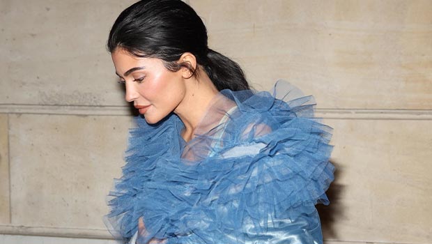 Kylie Jenner deslumbra con un vestido abrigo de tul azul en París tras publicar las primeras fotos de Son Aire