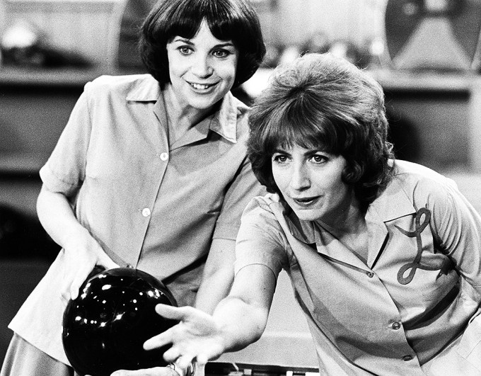 Cindy Williams & Penny Marshall bowl in ‘Laverne & Shirley’