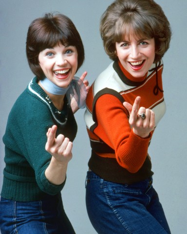 LAVERNE & SHIRLEY, from left: Cindy Williams, Penny Marshall, 1976-1983.  ph: Dorothy Tanous / TV Guide /© ABC /Courtesy Everett Collection