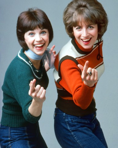LAVERNE & SHIRLEY, from left: Cindy Williams, Penny Marshall, 1976-1983.  ph: Dorothy Tanous / TV Guide /© ABC /Courtesy Everett Collection