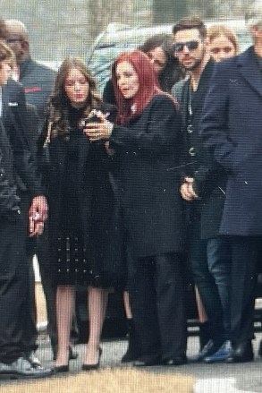 Memphis, TN - *PREMIUM-EXCLUSIVE* - Priscilla Presley leads her family to her daughter Lisa Marie Presley's memorial service at Graceland.  Priscilla was accompanied by her son, Navarone Garibaldi.  She also had a daughter Riley Keough and Lisa Marie's ex-husband, Michael Lockwood.  Sarah Ferguson, Duchess of York, arrived a few minutes before the Presley family.  Photo: Priscilla Presley BACKGRID USA 22 JANUARY 2023 USA: +1 310 798 9111 / usasales@backgrid.com UK: +44 208 344 2007 / uksales@backgrid.com *UK Clients - Images Containing Public Children Please Piorxelate Public Face*