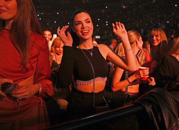 Nadia Ferreira Watches Marc Anthony In Concert