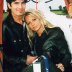 PAMELA ANDERSON AND TOMMY LEE  IN HOT AIR BALLOON SPONSORED BY VIRGIN - 1995