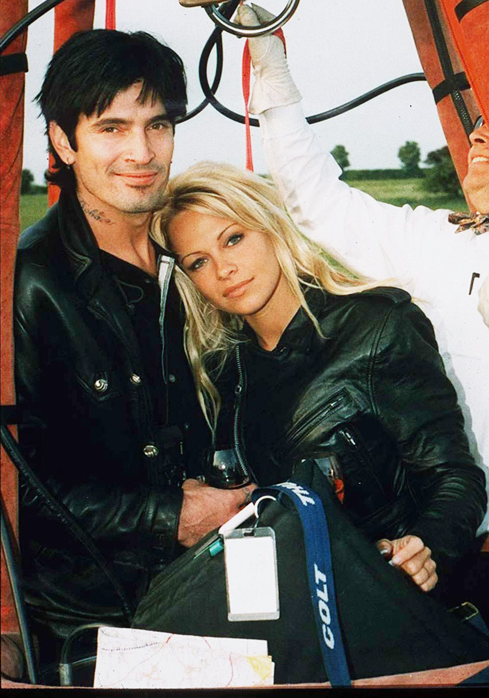 PAMELA ANDERSON AND TOMMY LEE  IN HOT AIR BALLOON SPONSORED BY VIRGIN - 1995