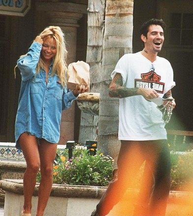PAMELA ANDERSON AND TOMMY LEE PAMELA ANDERSON AND TOMMY LEE, MALIBU, USA - 1995