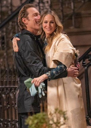 New York City, NY  - Sarah Jessica Parker kisses her co-star John Corbett during a love scene for "And Just Like That" in New York City.Pictured: Sarah Jessica Parker, John CorbettBACKGRID USA 9 FEBRUARY 2023 USA: +1 310 798 9111 / usasales@backgrid.comUK: +44 208 344 2007 / uksales@backgrid.com*UK Clients - Pictures Containing ChildrenPlease Pixelate Face Prior To Publication*