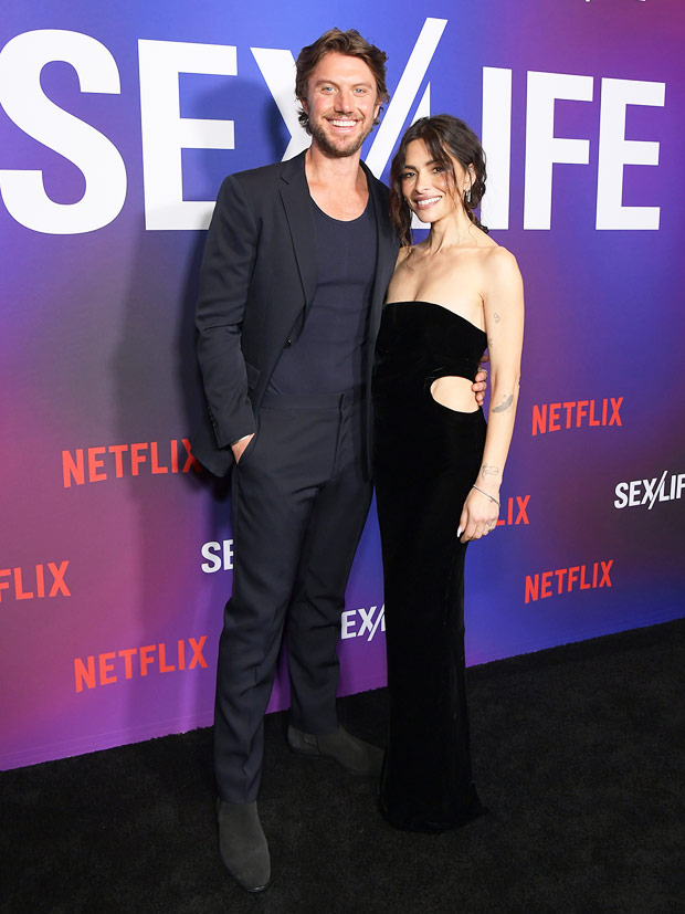 Adam Demos ve Sarah Shahi 'Sex/Life' Sezon 2 Prömiyerinde Rahatlıyor – Hollywood Life