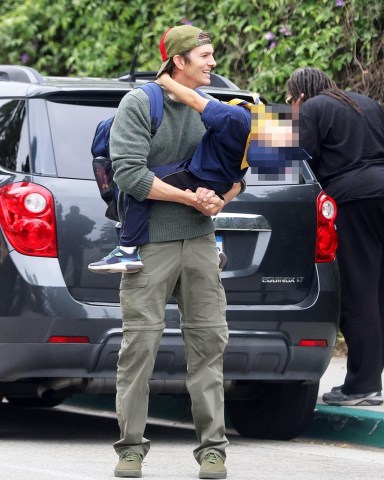 Los Angeles, CA  - *EXCLUSIVE*  - Cub Scout leader Ashton Kutcher takes his son Dimitri to their den meeting in Los Angeles. Ashton had fun letting Dimitri hang upside down as he said goodbye to his friends.

Pictured: Ashton Kutcher

BACKGRID USA 2 JUNE 2023 

BYLINE MUST READ: BACKGRID

USA: +1 310 798 9111 / usasales@backgrid.com

UK: +44 208 344 2007 / uksales@backgrid.com

*UK Clients - Pictures Containing Children
Please Pixelate Face Prior To Publication*