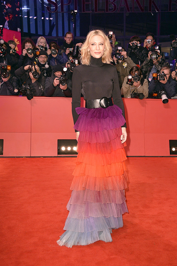 Cate Blanchett, 'Tar' Berlin Galasında Sırtı Açık Gökkuşağı Etek Giydi – Hollywood Life