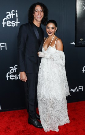 Beyzbol stoperi ve dış saha oyuncusu Cole Tucker ve kız arkadaşı/aktris Vanessa Hudgens, 2021 AFI Fest - Netflix'in 
