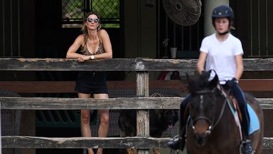 Gisele Bundchen'in Vivian Horseback Rides Olarak Leopar Mayosu: Fotoğraflar – Hollywood Life