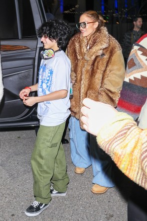 Inglewood, CA - *EXCLUSIVE* - Singer, actress and cool mom Jennifer Lopez is seen leaving the Kia Forum in Inglewood after attending the final LA SZA concert with her daughter.  Image: Jennifer Lopez Backgrid USA 23 March 2023 USA: +1 310 798 9111 / usasales@backgrid.com UK: +44 208 344 2007 / uksales@backgrid.com *UK CUSTOMERS - Photos with children pixelate faces prior to publication*