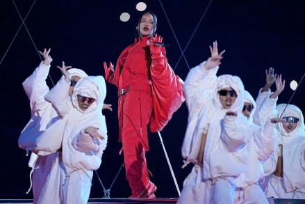 Rihanna, Kansas City Chiefs ile Philadelphia Eagles arasındaki NFL Super Bowl 57 futbol maçında Glendale, ArizSuper Bowl Football, Glendale, Amerika Birleşik Devletleri - 12 Şubat 2023'te devre arasında performans sergiliyor