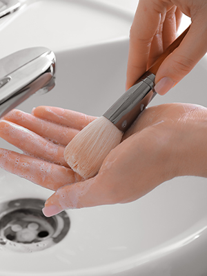 makeup-brush-cleaner