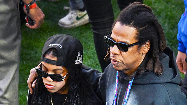JAY-Z Squats Down To Be Blue Ivy’s Photographer On The Super Bowl Sidelines: Watch