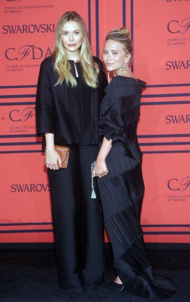 La actriz Elizabeth Olsen, izquierda, y su hermana diseñadora y actriz Mary-Kate Olsen asisten a los CFDA Fashion Awards 2013 en el Alice Tully Hall de Nueva York 2013 CFDA Fashion Awards, Nueva York, EE.UU. - 3 de junio de 2013