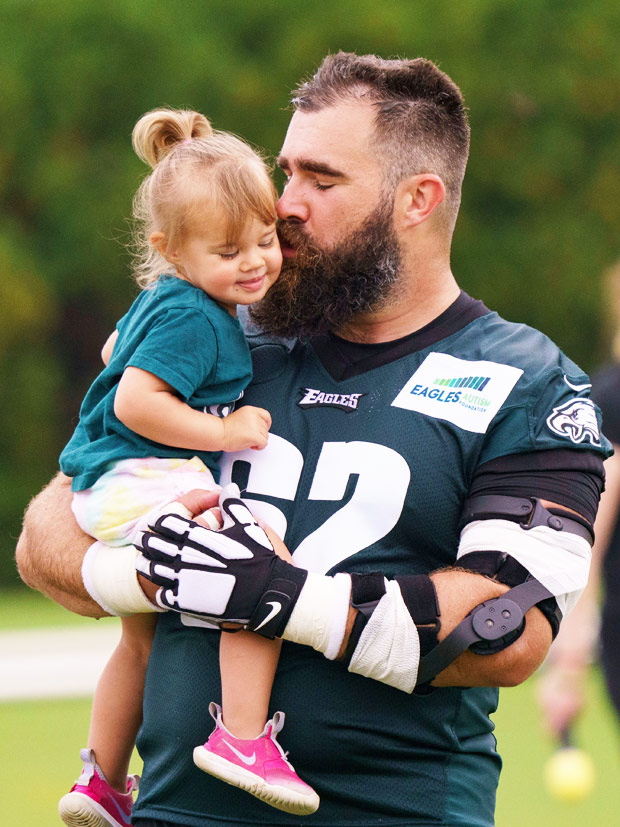 NFL player Jason Kelce and his wife invite special guest to Super